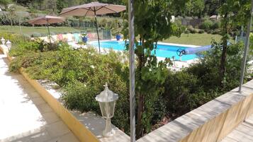 Een buitenzwembad, een verwarmd zwembad