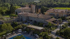 A large estate with multiple buildings, a swimming pool, and lush greenery. - VILLA WITH ALL COMFORTS SUPERB OPEN VIEW HEATED POOL 28C° VERY QUIET FIBER (Lorgues)