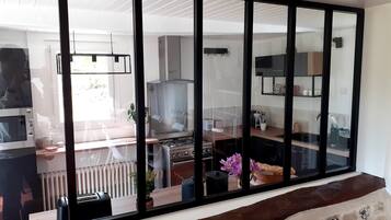 Réfrigérateur, micro-ondes, four, plaque de cuisson