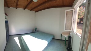 A room with a bed, a window, and a radiator. - Mini-villa 300m beach. (Calcatoggio)