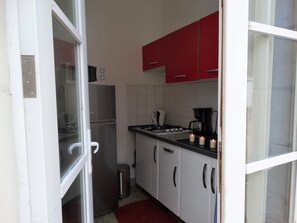 Réfrigérateur, micro-ondes, plaque de cuisson, cafetière/bouilloire