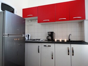 Réfrigérateur, four à micro-ondes, surface de cuisson, cafetière-théière