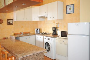 Een koelkast, een microgolfoven, een oven, een kookplaat