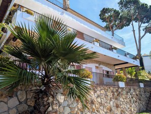 Exterior - Villa with wonderful seaview, 1800 m from the beach and the town centre (Lloret de Mar)