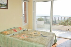 9 slaapkamers, een kluis op de kamer, een strijkplank/strijkijzer