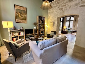 Smart-TV, Bücher, Stereoanlage