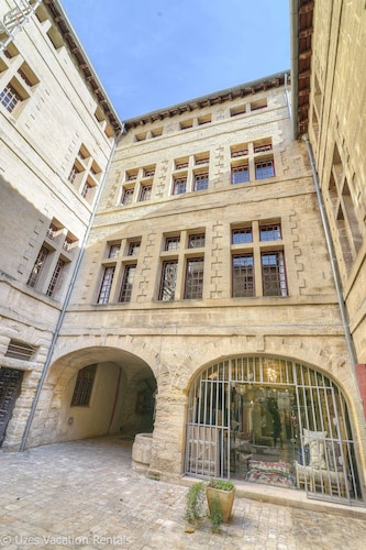 Elegant & spacious apartment in historical building, steps from Place aux Herbes