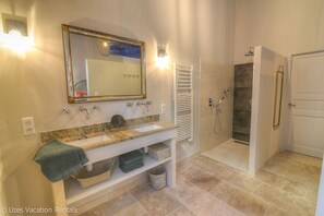 Douche, sĂšche-cheveux, serviettes fournies, shampoing