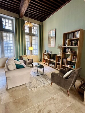 Smart TV, books, stereo