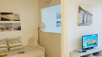 Een televisie en boeken