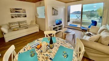 Een televisie en boeken