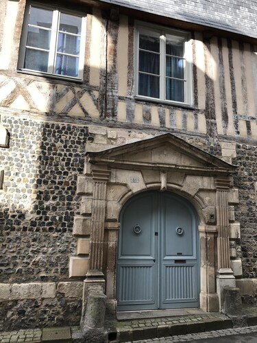 Cozy studio - center - Wifi - parking nearby - private courtyard