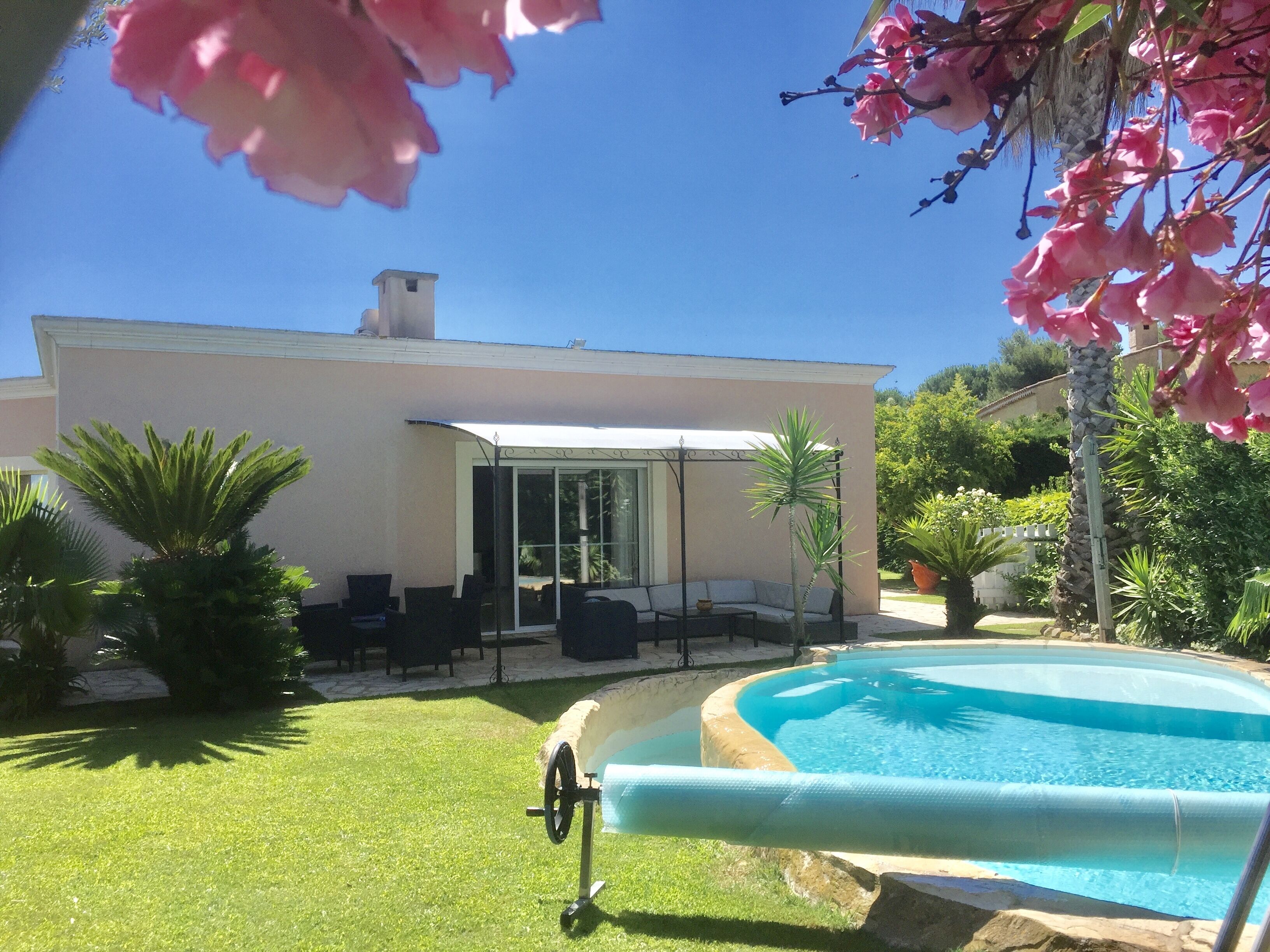 Standing villa, a maximum of 12 people, good services, pool, billiard, sauna