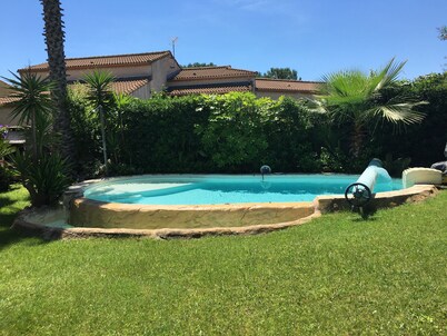 Standing villa, a maximum of 12 people, good services, pool, billiard, sauna