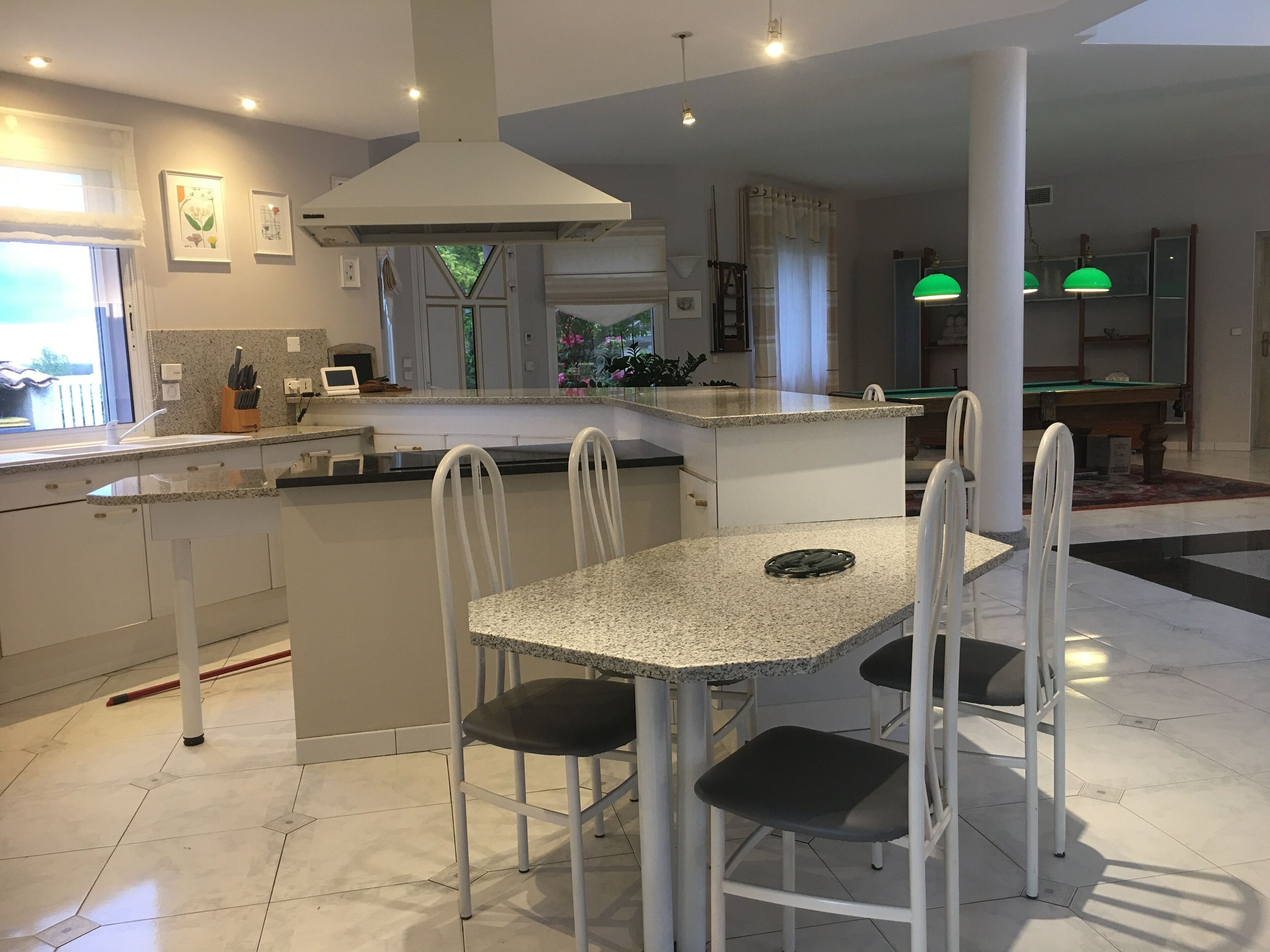 Standing villa, a maximum of 12 people, good services, pool, billiard, sauna