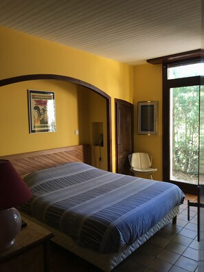 4 habitaciones y tabla de planchar con plancha