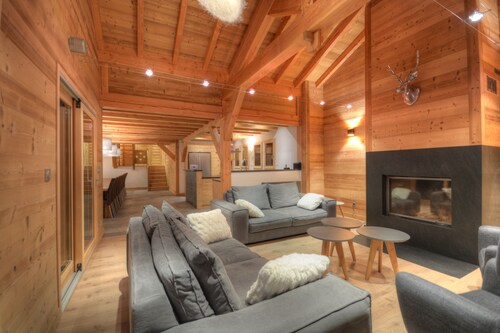 Chalet premium au centre des Carroz, 7 chambres, 8 sdb, sauna, billard