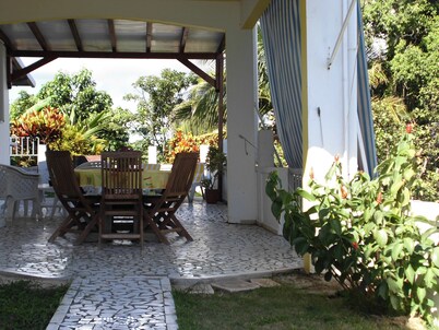 '' The Zandoli '' T3 Bottom of very quiet villa in Ste Anne free Wi-fi