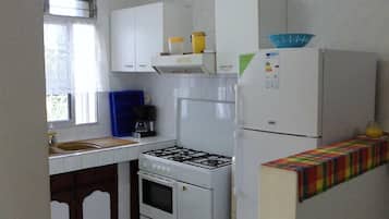 Een koelkast, een microgolfoven, een oven, een kookplaat