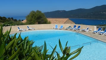 Piscina all'aperto, una piscina riscaldata