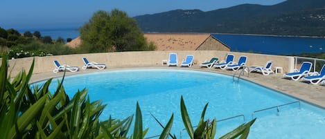 Piscina all'aperto, una piscina riscaldata