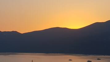 Ranta lähistöllä, aurinkotuoleja