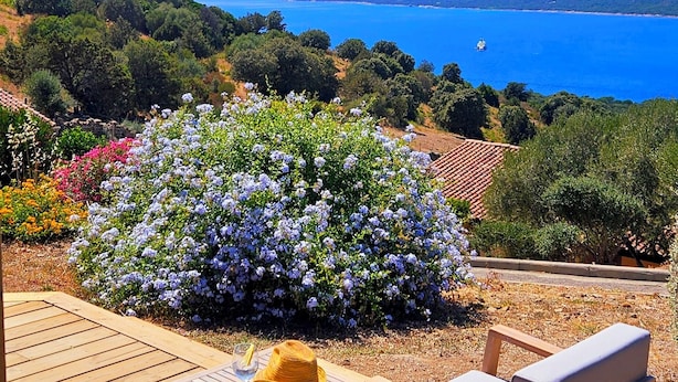 A wooden deck with outdoor furniture overlooking a scenic view of the sea and mountains. - Resa 2025 open! SUPERB SEA VIEW mini villa heated pool Serra di Ferro (Serra-Di-Ferro)