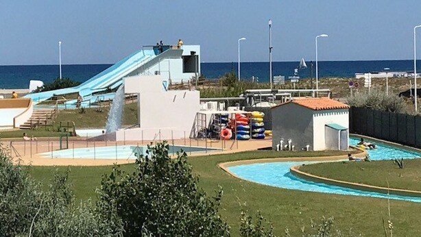 A water park with a large slide, a pool, and a beach area. - Cozy T2 Apt, 5 Guests, Terrace, Near Beach, Port Leucate (Port Leucate)