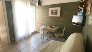 Living area - Cozy T2 Apt, 5 Guests, Terrace, Near Beach, Port Leucate (Port Leucate)