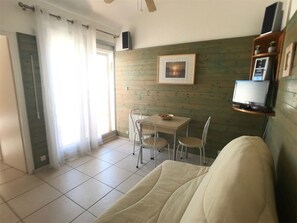 TV - Cozy T2 Apt, 5 Guests, Terrace, Near Beach, Port Leucate (Port Leucate)