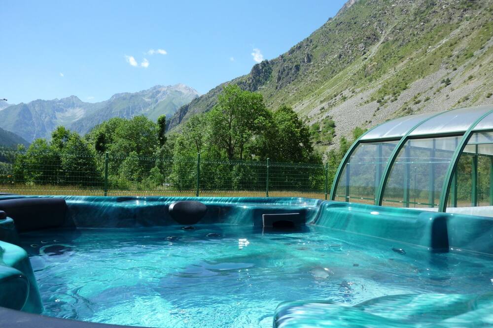 Quiet studio all comfort in a residence with swimming pool and Whirlpool spa