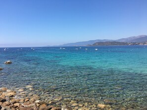 På stranden, solstolar och strandhanddukar