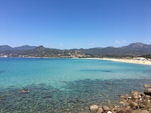 På stranden, solsenger og strandhåndklær