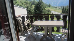 Outdoor dining - Mountain atmosphere guaranteed! (Les Deux-Alpes)