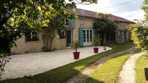 Exterior - "La foigniere" Old stone outbuilding (Sainte-Maure-de-Peyriac)