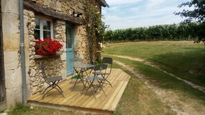 Outdoor dining - "La foigniere" Old stone outbuilding (Sainte-Maure-de-Peyriac)