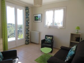 Fernseher, DVD-Player, Bücher