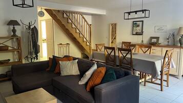 Télévision, lecteur de DVD, livres