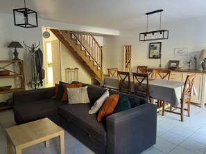 Télévision, lecteur de DVD, livres