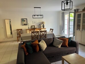 Een televisie, een dvd-speler en boeken