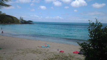Playa en los alrededores, camastros y toallas de playa