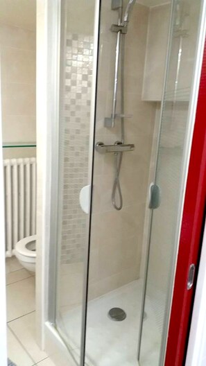 Dusche, Haartrockner, Bidet, Handtücher
