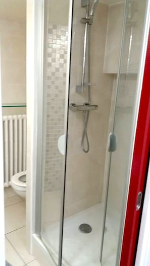 Dusche, Haartrockner, Bidet, Handtücher