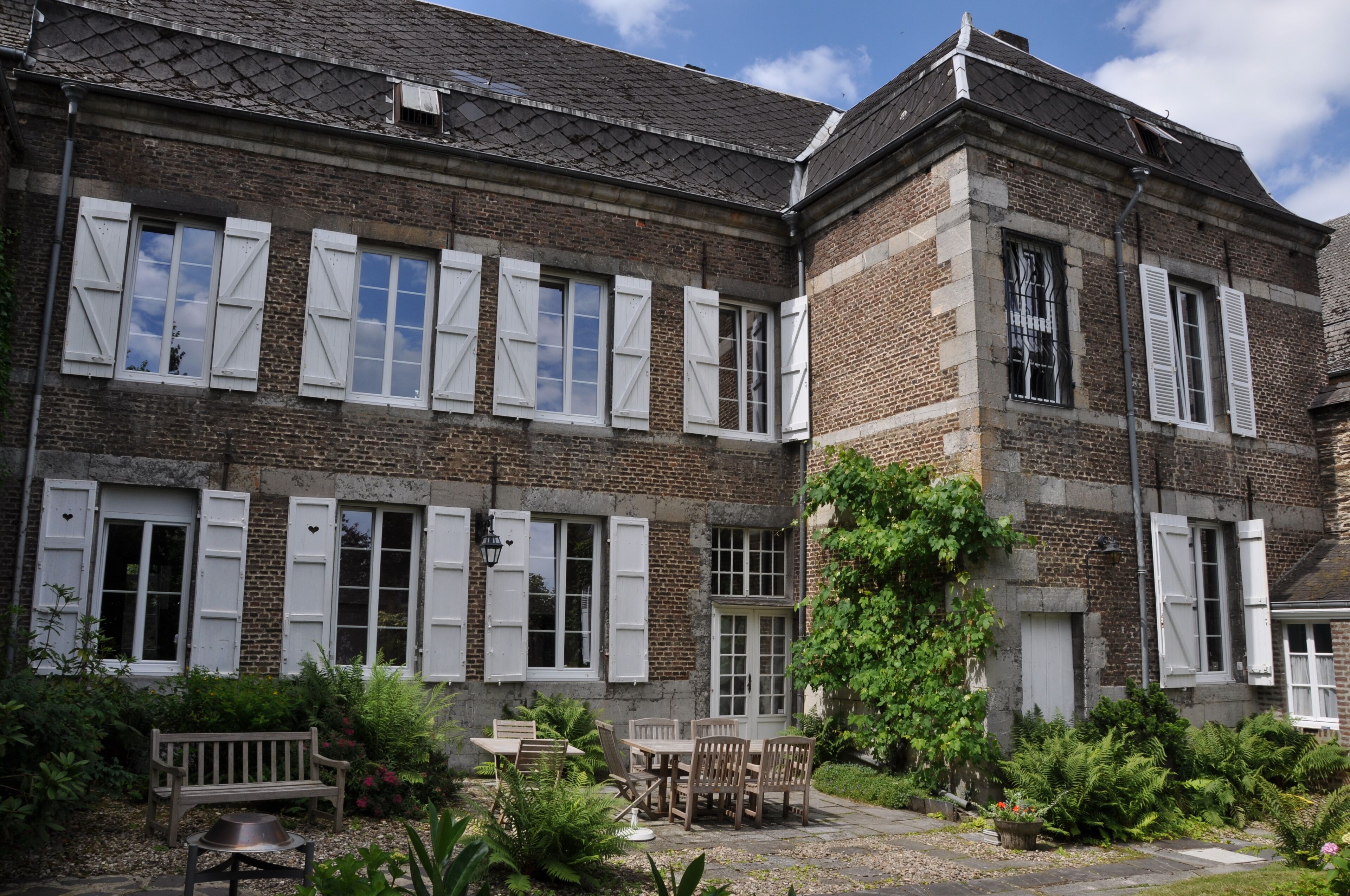 Spacious 18th century mansion near the Meuse with enclosed garden