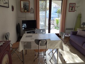 Interior - Studio apartment in attractive residence on garden level, Loggia, Terrace with trees.  (Saintes-Maries-De-La-Mer)