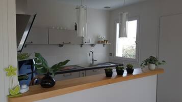 Réfrigérateur, micro-ondes, four, plaque de cuisson
