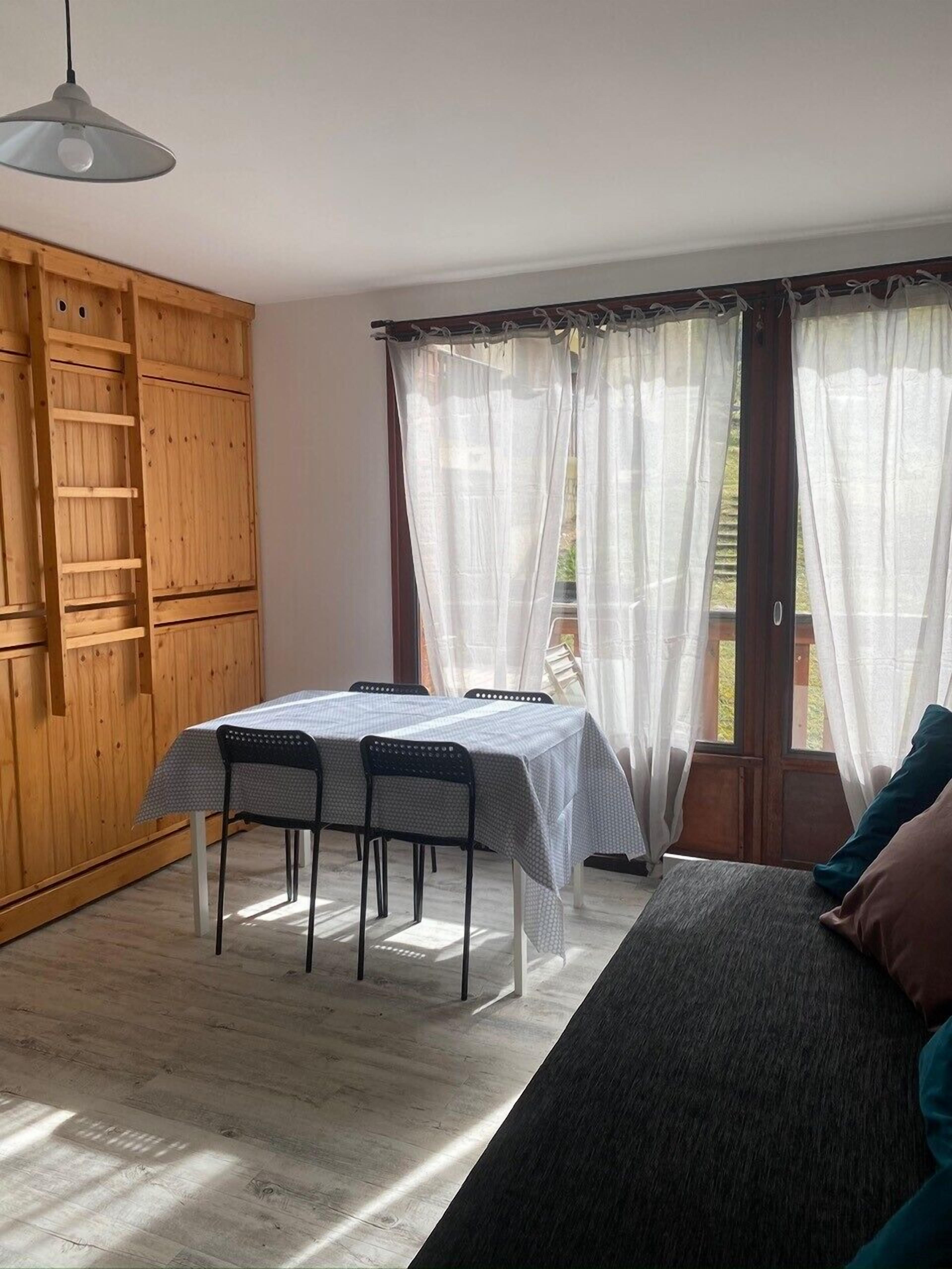 P - Renovated studio sleeps 4 - Week and/or Weekend