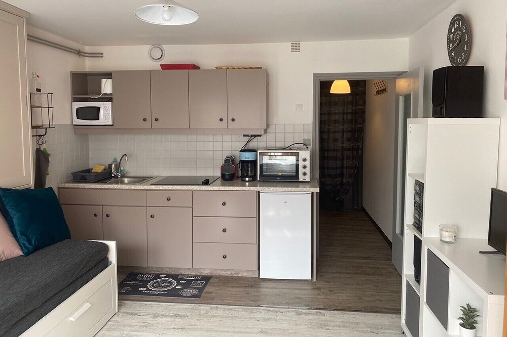 P - Renovated studio sleeps 4 - Week and/or Weekend