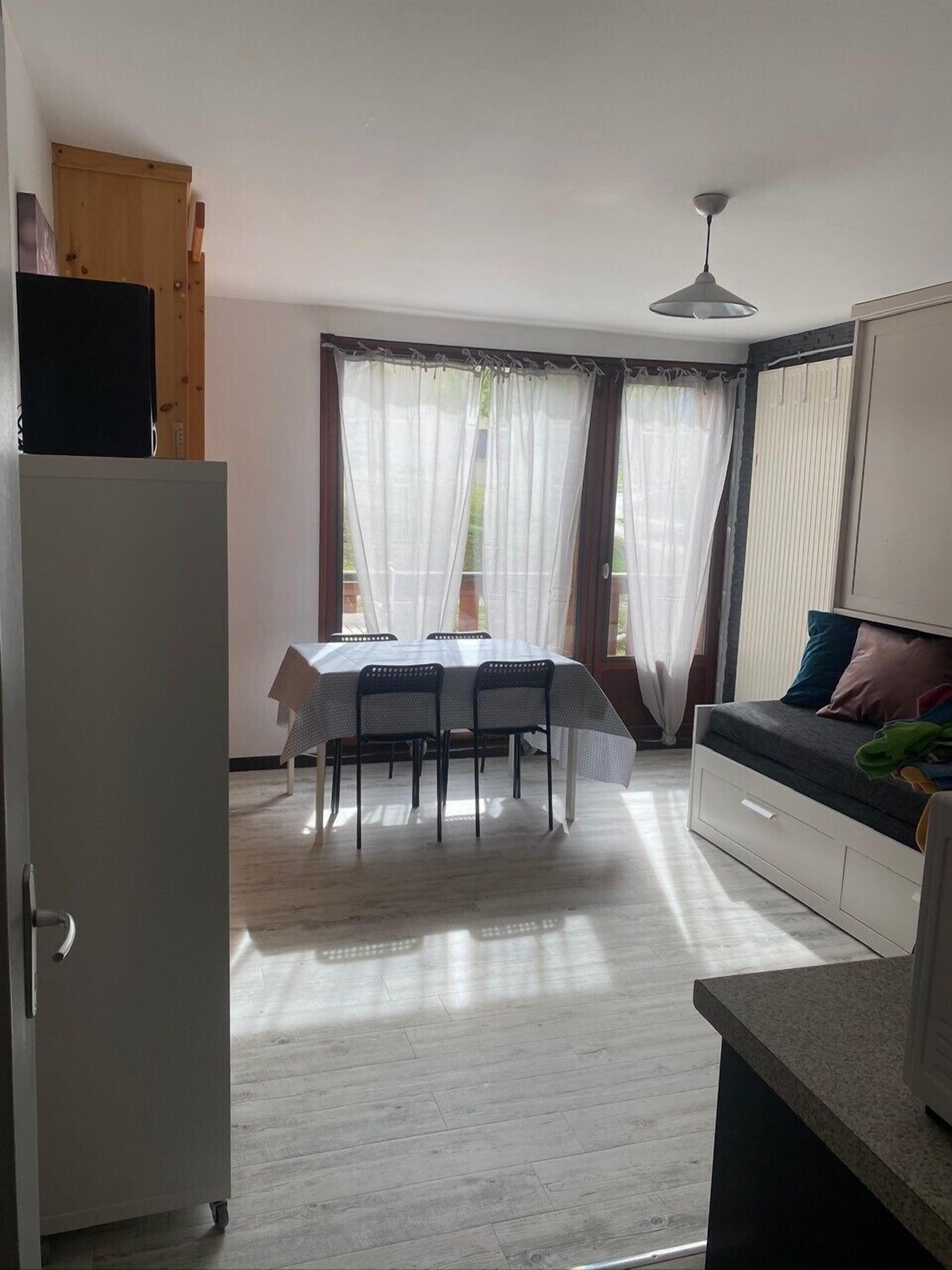 P - Renovated studio sleeps 4 - Week and/or Weekend