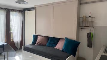 Televisie, een tafeltennistafel, boeken en een stereo